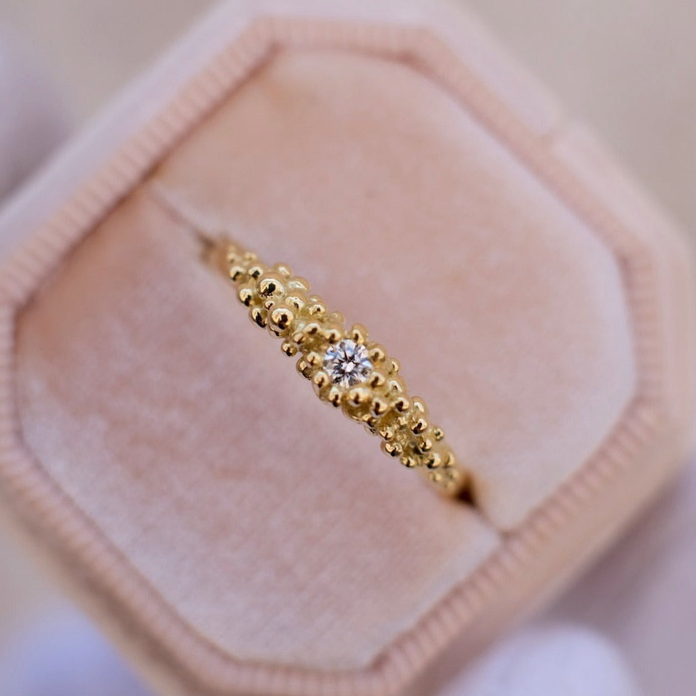 A timeless 18K GOLD Dots Diamond Ring from Cremilde Bispo Jewellery with a diamond in the center.