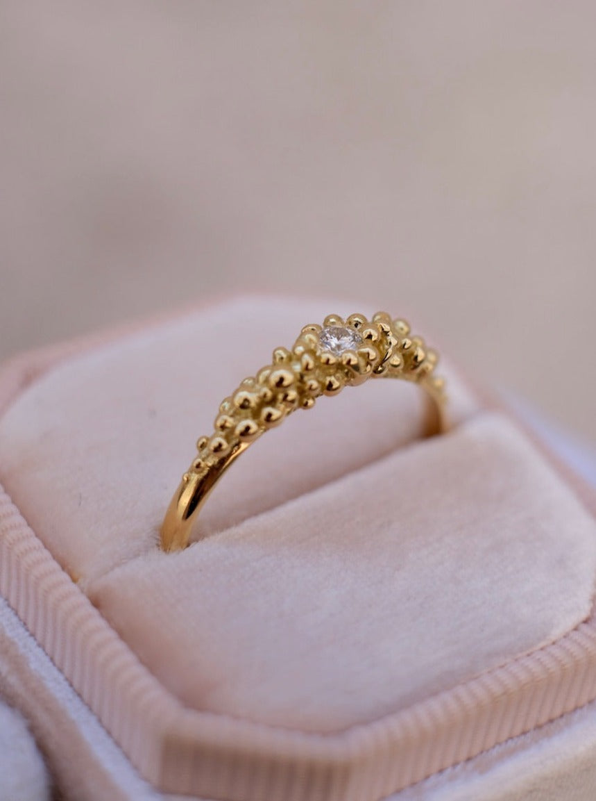 A timeless 18K GOLD Dots Diamond Ring by Cremilde Bispo Jewellery, exuding elegance.
