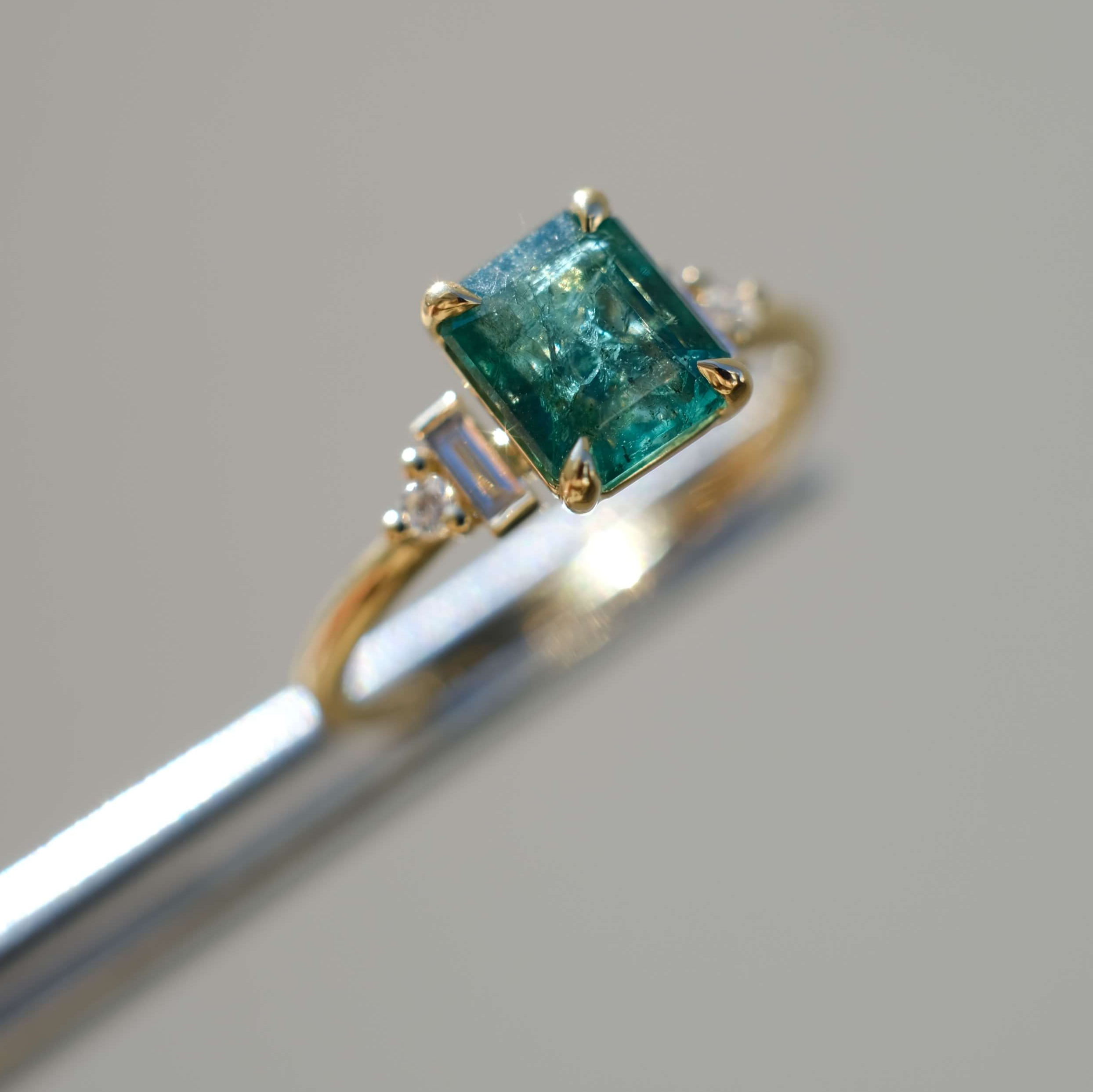 cremilde-bispo-jewellery-bespoke-18k-gold-natural-royal-emerald-natural-baguette-diamonds-sleek-engagement-ring6