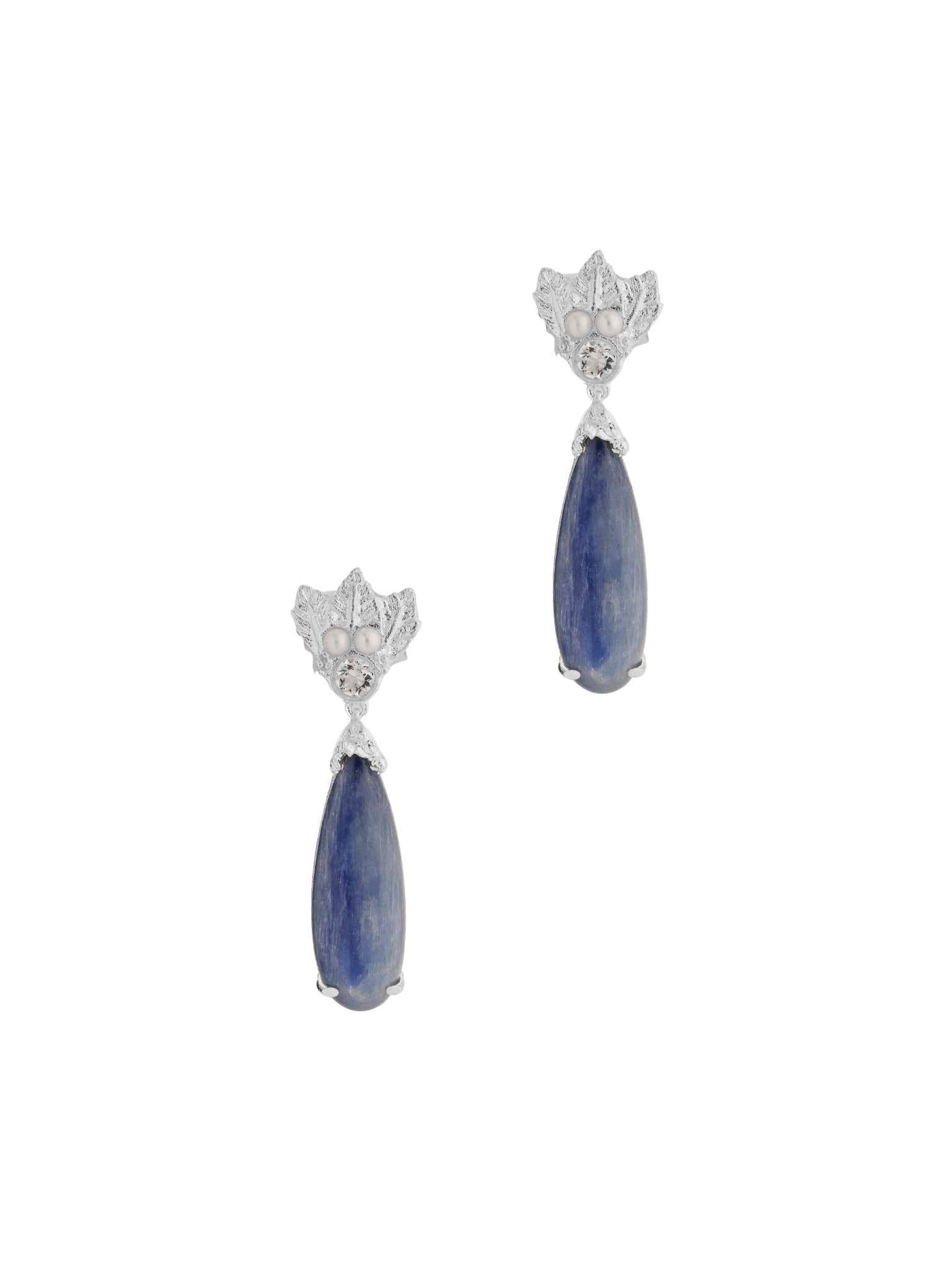 A pair of The Muse III Kyanite earrings, made of silver, by Cremilde Bispo Jewellery.