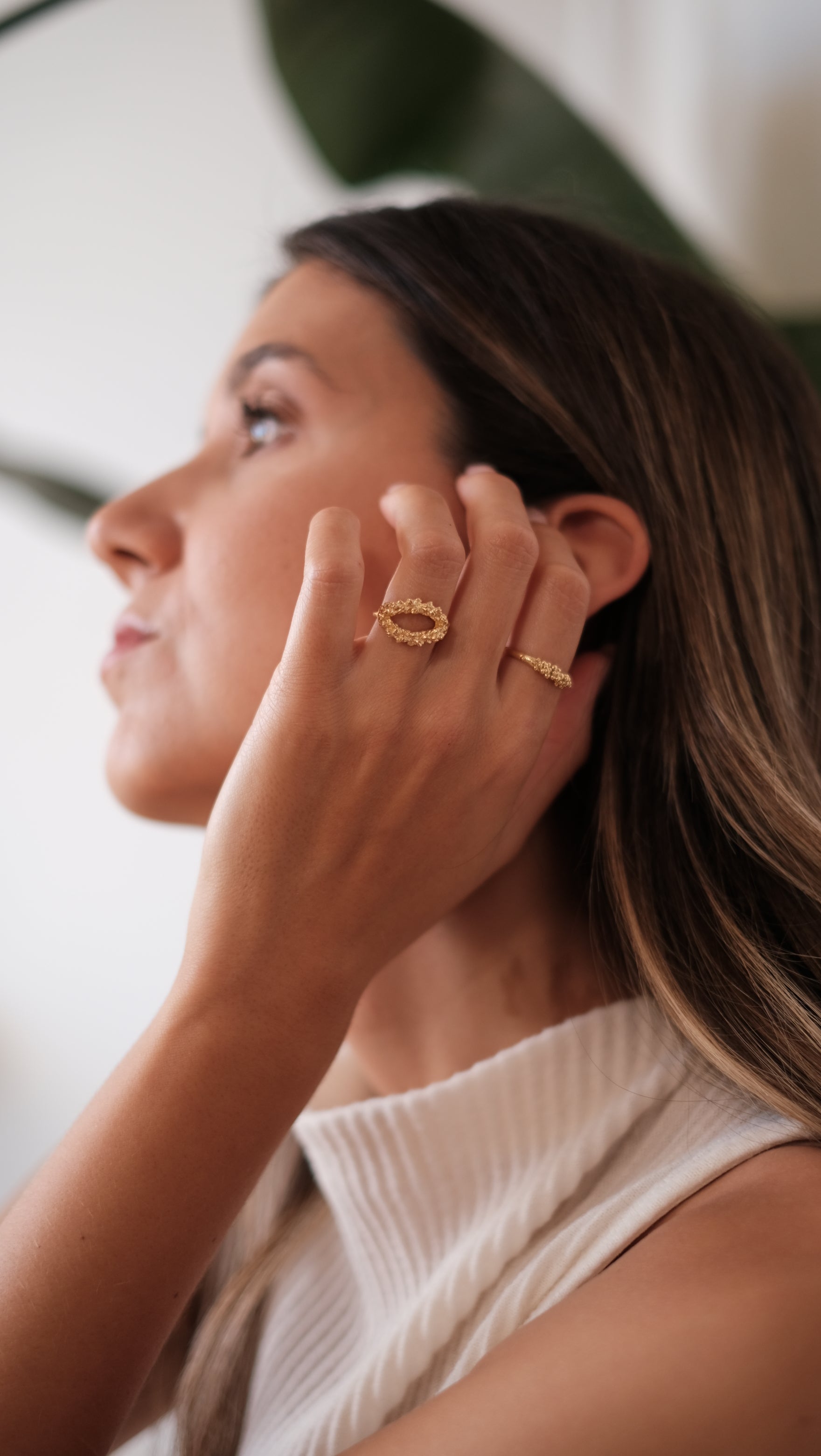 A woman showcasing the 18K Yellow GOLD Essential Dot Ring from her Cremilde Bispo Jewellery collection.