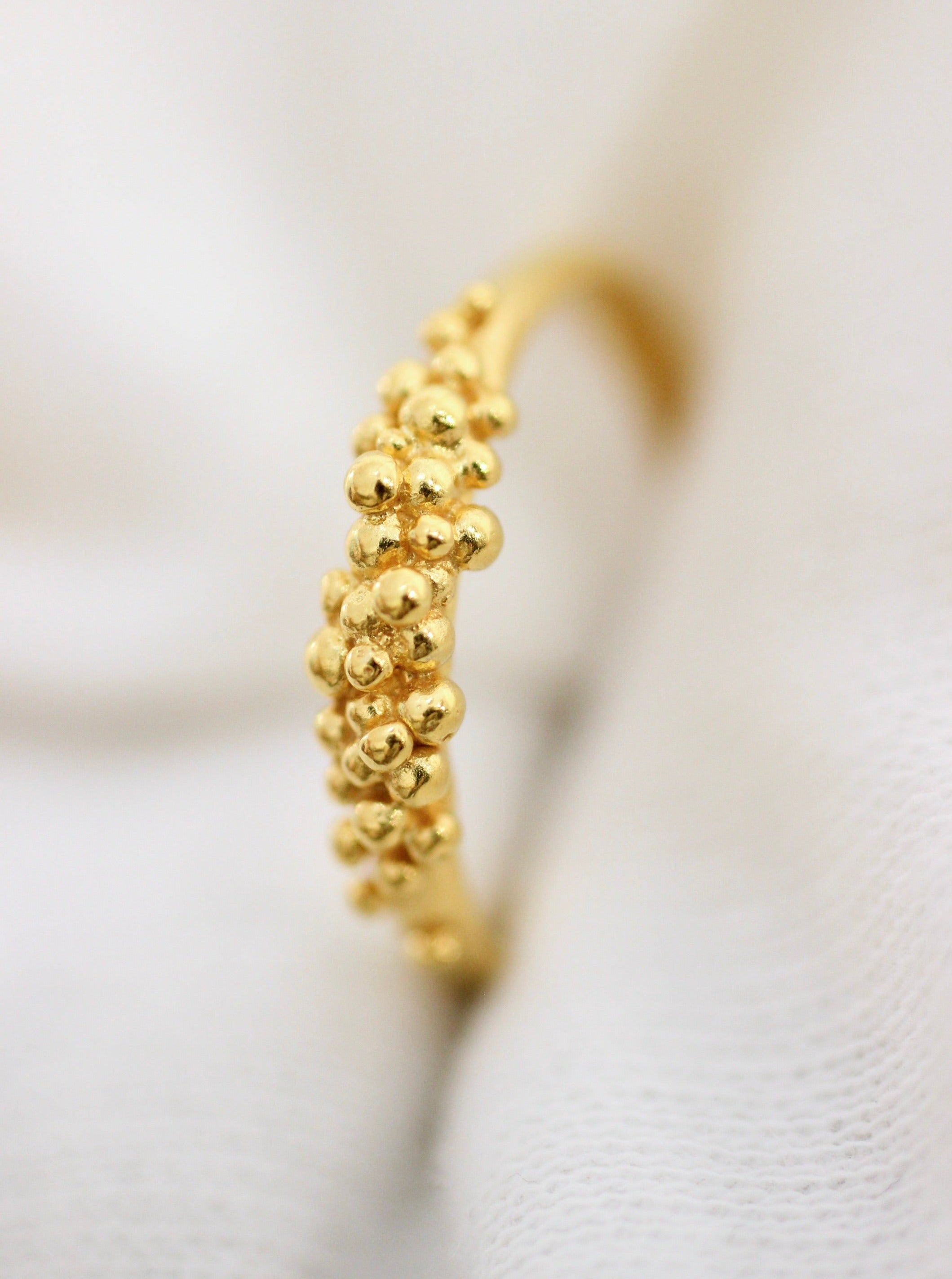 Gold-plated ring with a front full of granites.